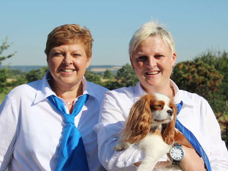 Annette Basel und Martina Basel (und Cookie)